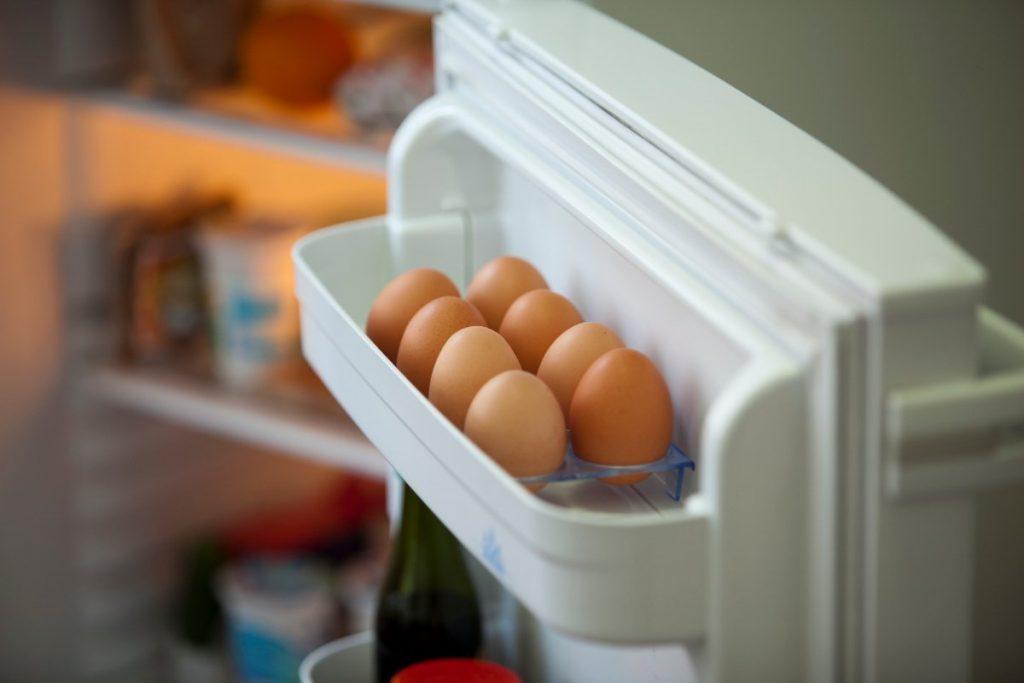 Почему сырые яйца нельзя хранить в холодильнике