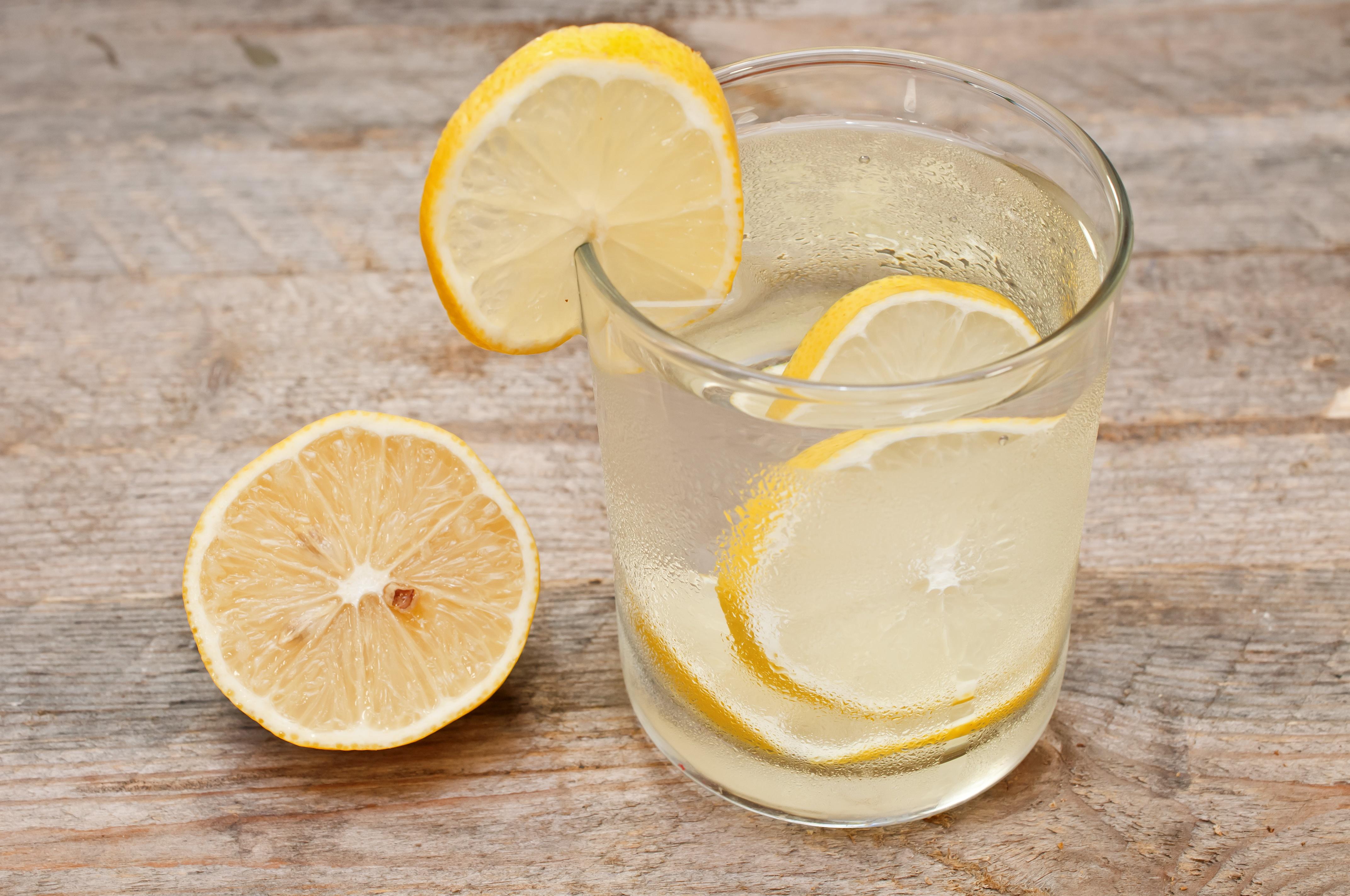 Вода с лимоном натощак вред. Вода с лимоном. Стакан воды с лимоном. Стакан с лимоном. Ылда с лимоном.