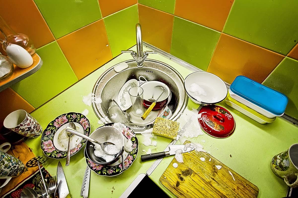 Грязная посуда. Кухня с немытой посудой. Кухонный стол с грязной тарелкой. Грязная посуда в отеле.