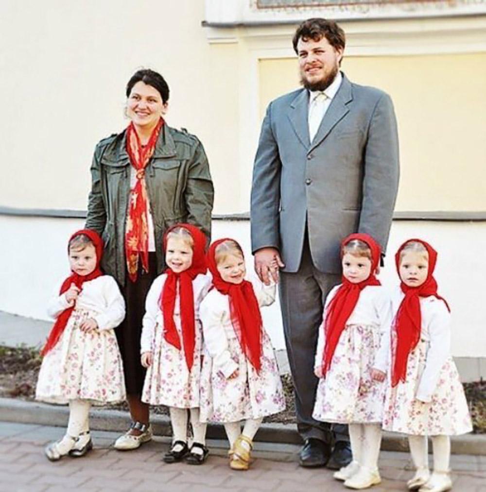 Рождение 5 детей в россии. Пятерняшки Артамкины. Семья Артамкиных пятеро детей.