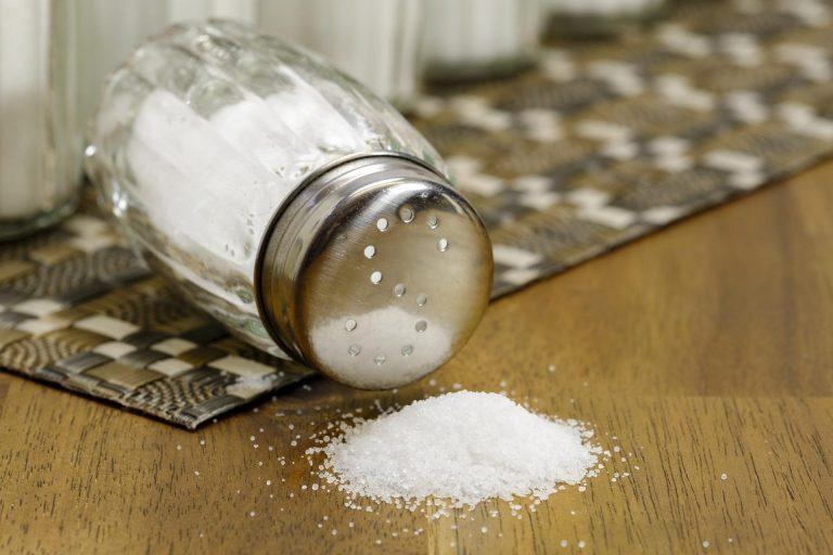 Поставить соль под кровать на 7 дней