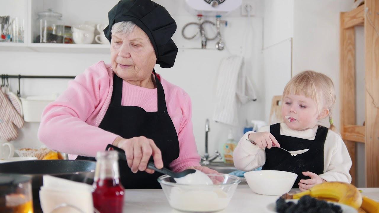 Внучки доставка еды. Бабушка и внучка на кухне. Старушка на кухне. Бабушка стряпает. Бабушка с едой.